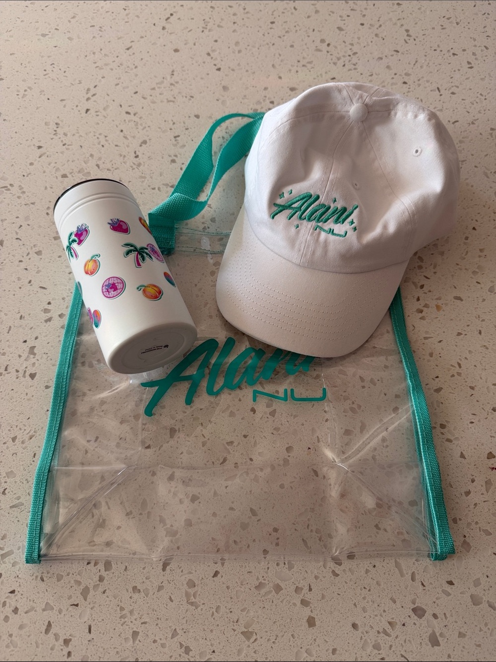Alani set
Clear branded bag, baseball cap and travel mug